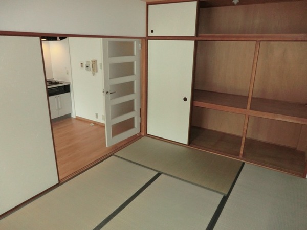 Other room space. Tatami is for us to clean the air.