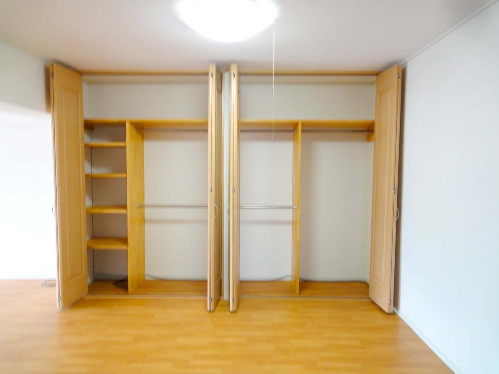 Living. And with such a large closet in the living, Pantry (pantry), Can be stored a lot divided the vacuum cleaner and the like Yoo