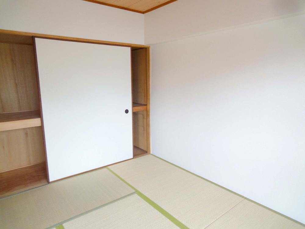 Non-living room. Japanese-style room 6 quires. It has been the previous tatami of Omotegae, It is available in almost intact
