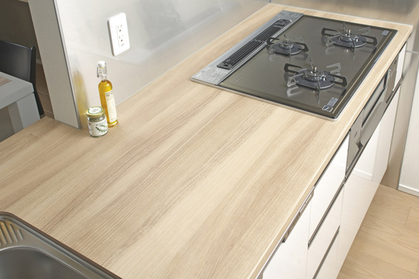 Kitchen.  [Kitchen top plate] The counter top in the kitchen, Along with the beauty and cleanliness, The top plate of the artificial marble and melamine post form with excellent durability has been adopted (same specifications)