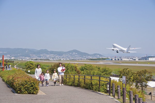  [Itami Sky Park] Large park adjacent to the runway of the Osaka International Airport. In terms of airplane taking off and landing can be visited in front of the eye, There is also a play equipment, such as a three-dimensional maze and slide, It is very popular in the family (Free, Bicycle about 20 minutes ・ About 4km (parking fee required))
