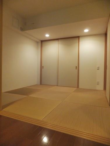 Non-living room. Japanese-style room facing the living room. We are using the Ryukyu-style tatami.