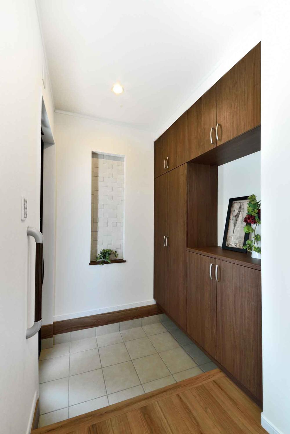 Model house photo. C No. land entrance photo. Large front door storage that boots can also be easily accommodated. It was fashionable to provide a niche in the transverse. Please welcomed decorate seasonal flowers because it is the first place to welcome the customers. 