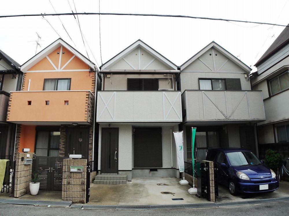 Local appearance photo. 2011 on the roof coating, Heisei we are exterior wall paint in 24 years