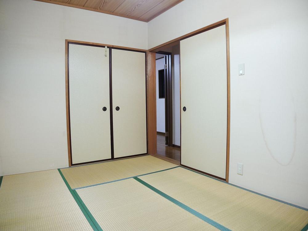 Non-living room. Closet to the second floor of a Japanese-style room 6 quires futon can be stored comes with a