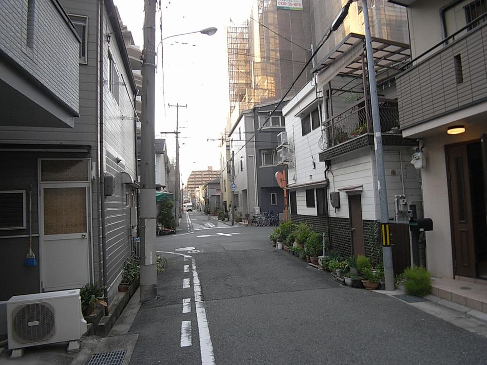 Streets around. Surrounding environment