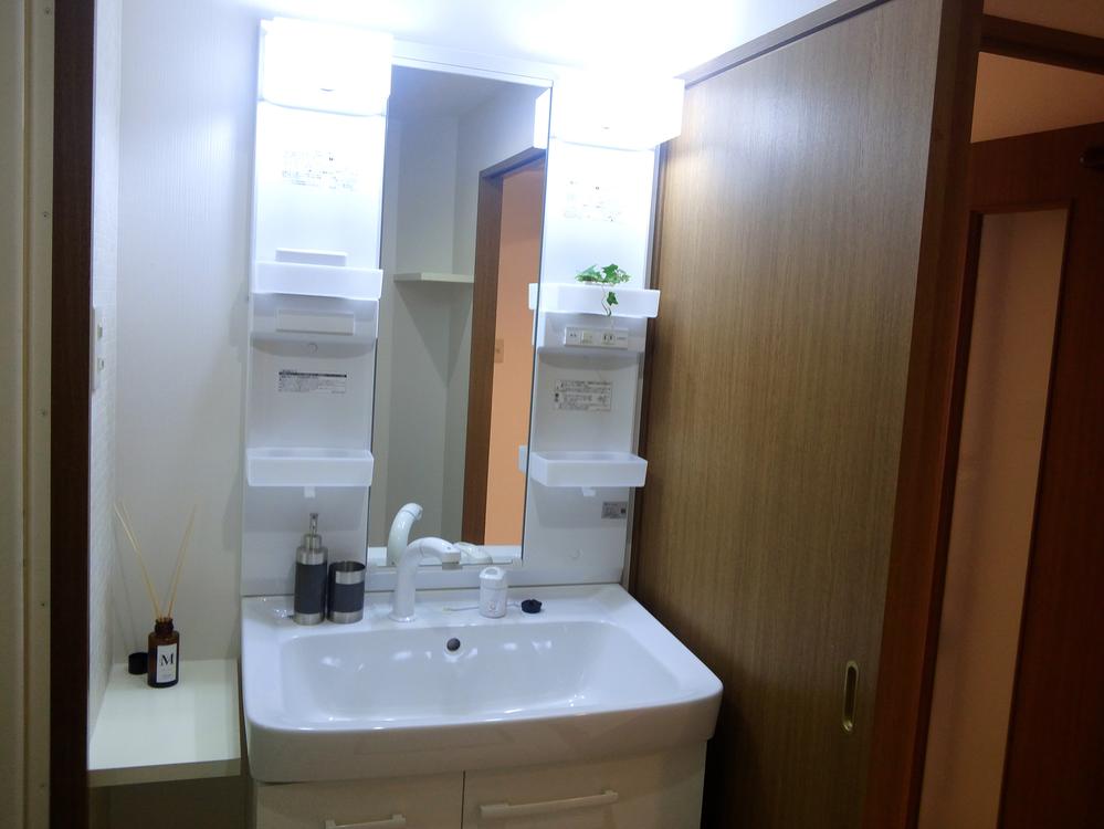 Wash basin, toilet. Indoor (July 2013) Shooting