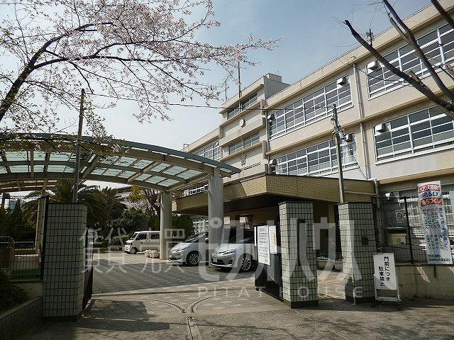 Junior high school. 1700m until the Amagasaki Municipal Wakakusa junior high school