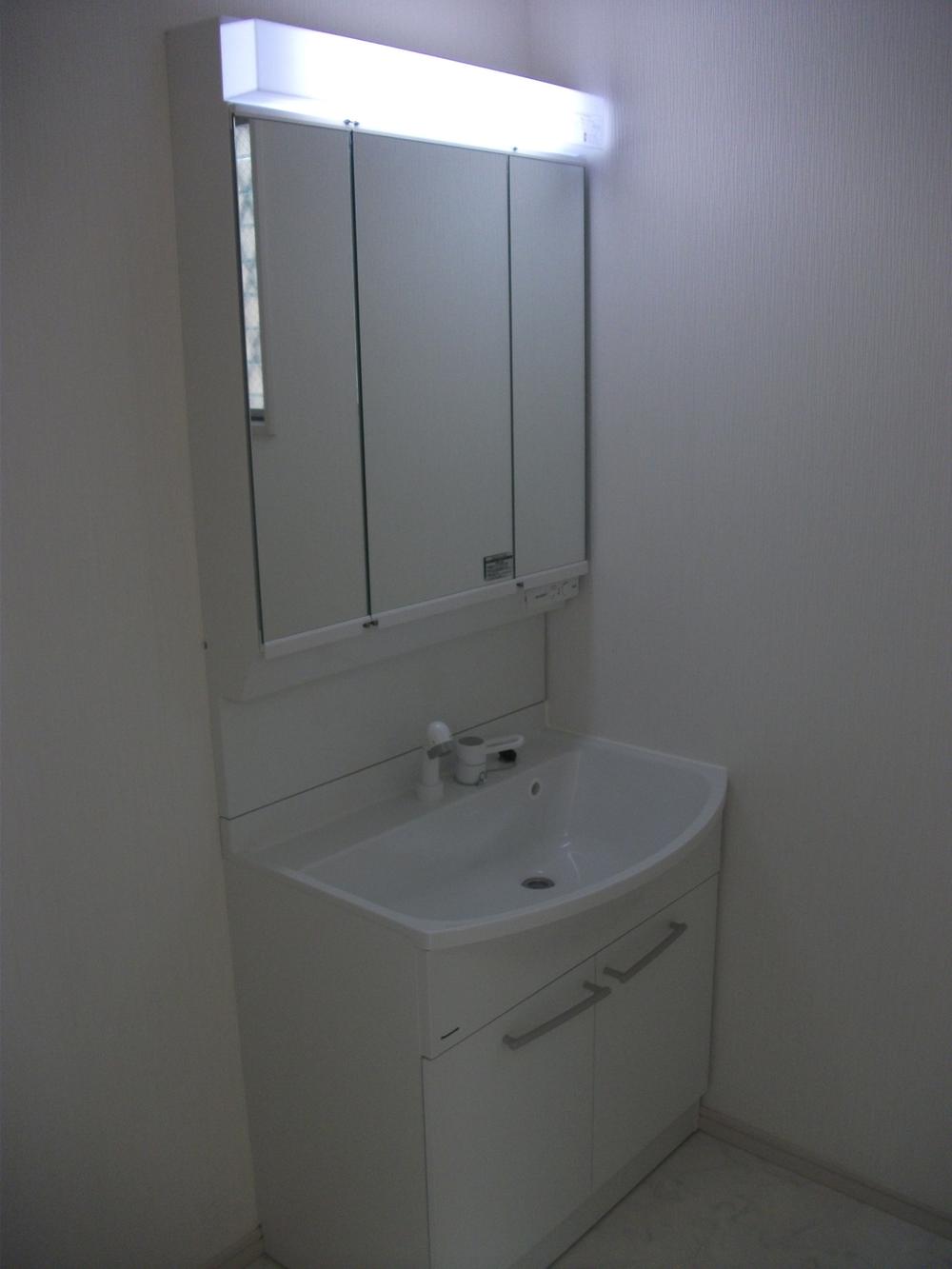 Wash basin, toilet.  ◆ Basin same specifications