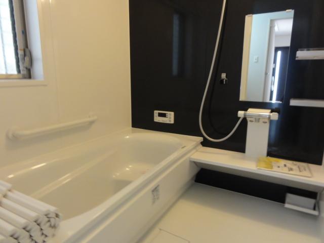 Same specifications photo (bathroom). Reference photograph: the same type