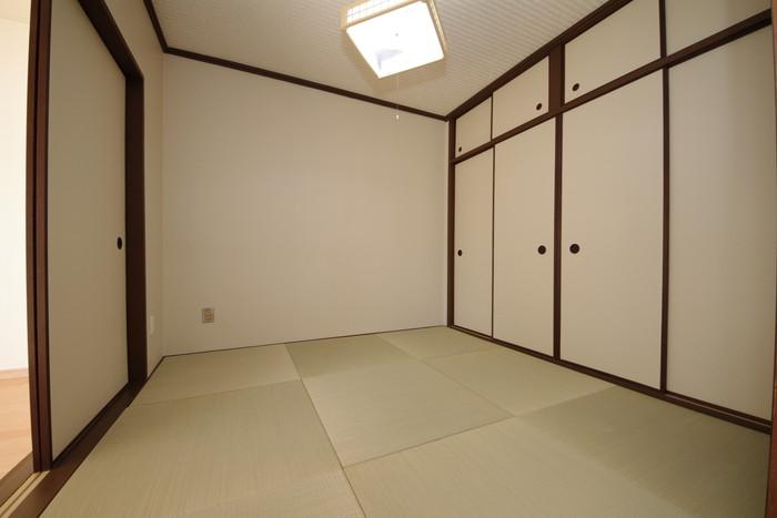 Non-living room. With Japanese-style room also widely closet storage
