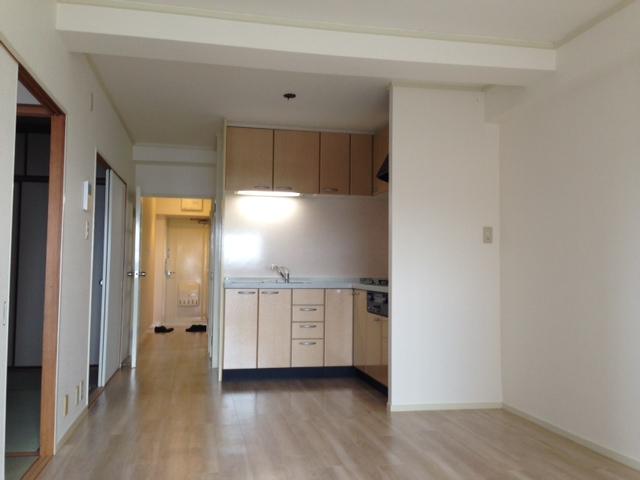 Kitchen. Easy-to-use L-shaped kitchen