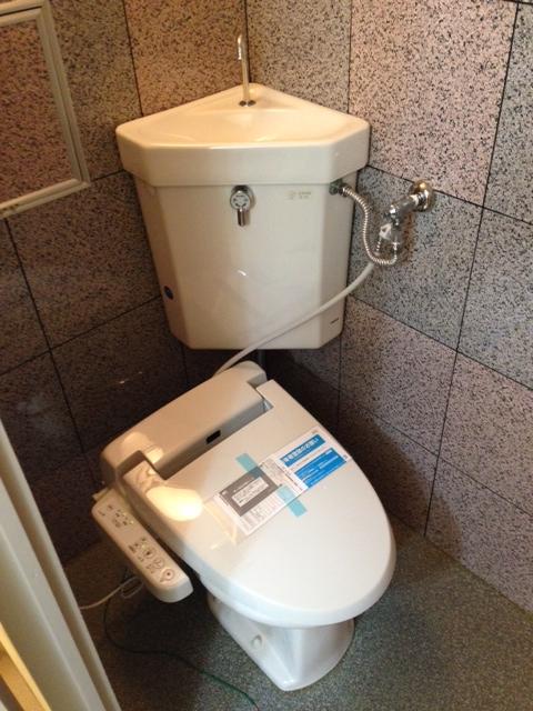 Toilet. Indoor (10 May 2013) Shooting