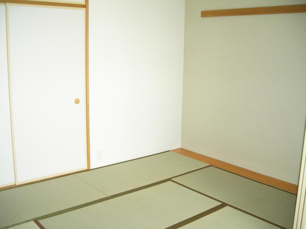 Non-living room. Japanese-style room 6 quires Some of the upper closet closet is ken