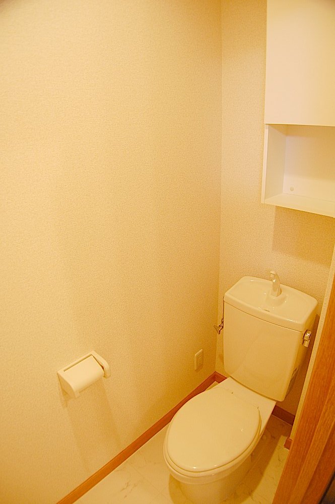 Toilet. There is also housed in the separate!