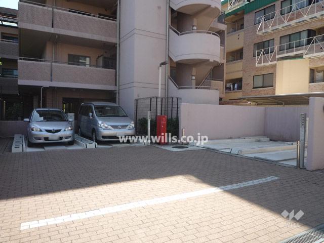 Parking lot. On-site parking (outdoor mechanical)