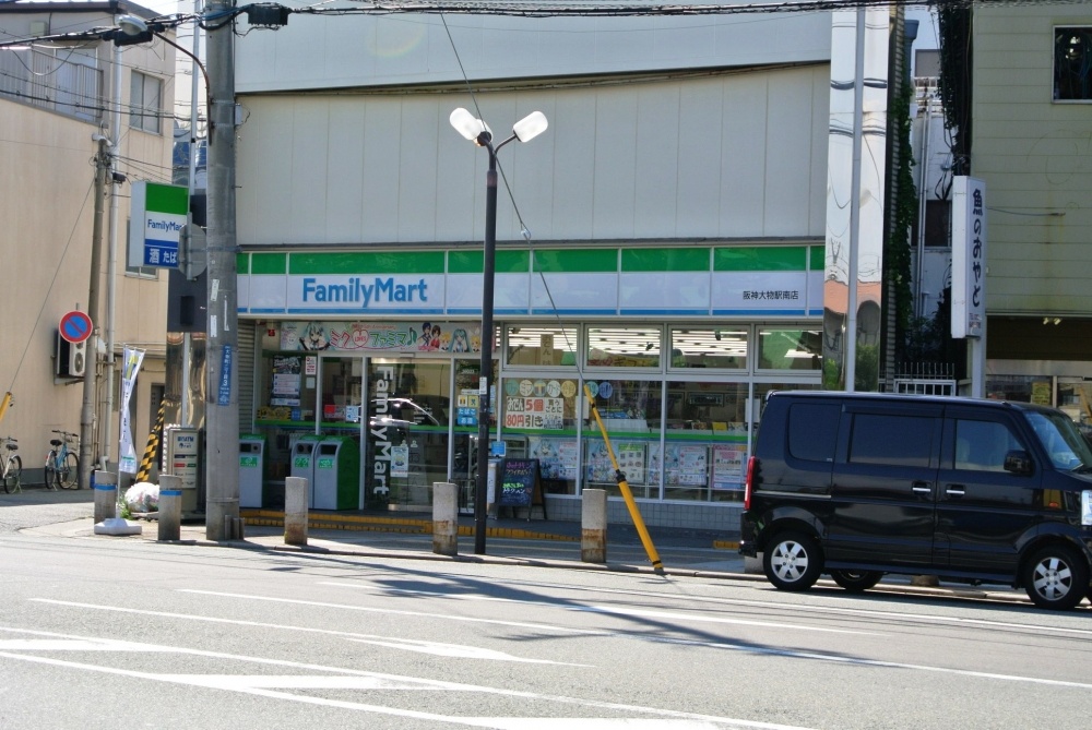 Convenience store. FamilyMart Hanshin tycoon Ekiminami store up (convenience store) 213m