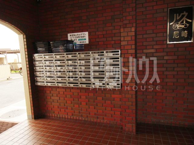 Entrance. Common areas