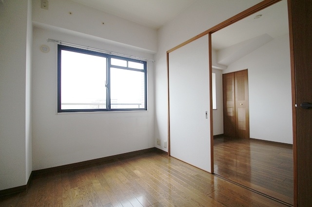 Living and room. Western-style room, which is divided by the partition door