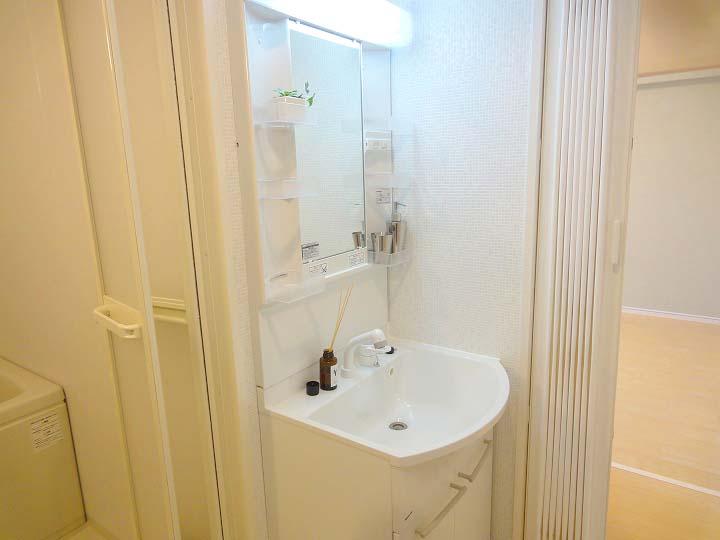 Wash basin, toilet. We swapped vanity. More or storage, It is easy to take out even a toothbrush and shaving, etc.!