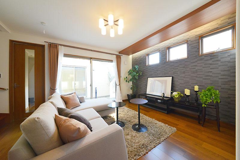 Living. A No. land model house living photo. Bright windows of the large opening so that the bright light poured has been installed LDK. Beautiful shades of grain, Elegant. 