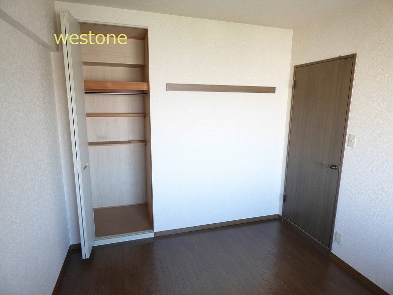 Other room space. Western-style 6 tatami rooms. There is also housed in the window side.