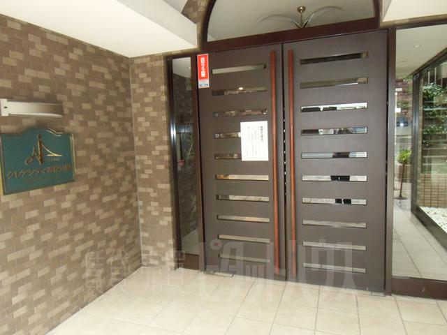 Other common areas. Entrance automatic door