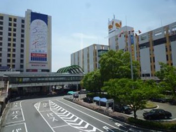 Shopping centre. Tsukaguchi's's Town to the (shopping center) 673m