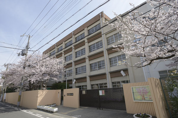 Surrounding environment. It is possible to school leaves the houses lined residential area, The human eye is also have peace of mind (Municipal Nanamatsu Elementary School / 7 min walk ・ About 500m)