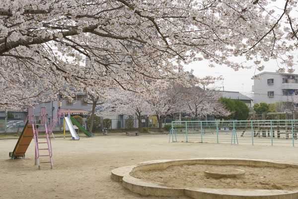 Surrounding environment. Dotted the park of lush large and small around the local. Because even nursery schools and kindergartens are aligned near, Parenting family is also comfortable could live likely (Takase park / 1-minute walk ・ About 70m)