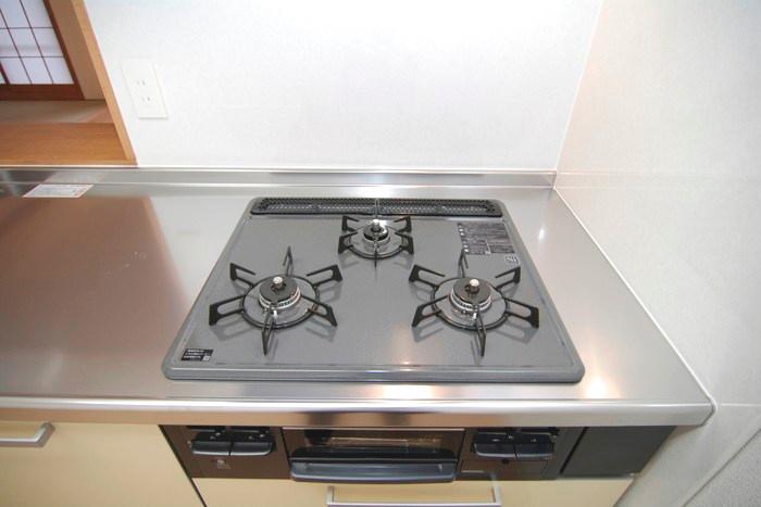 Kitchen. Easy-to-use three-necked stove