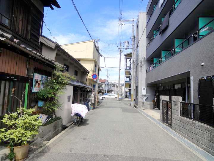 Local photos, including front road. Since it has become vacant house, You can see at any time