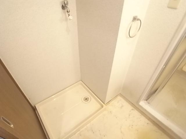 Wash basin, toilet