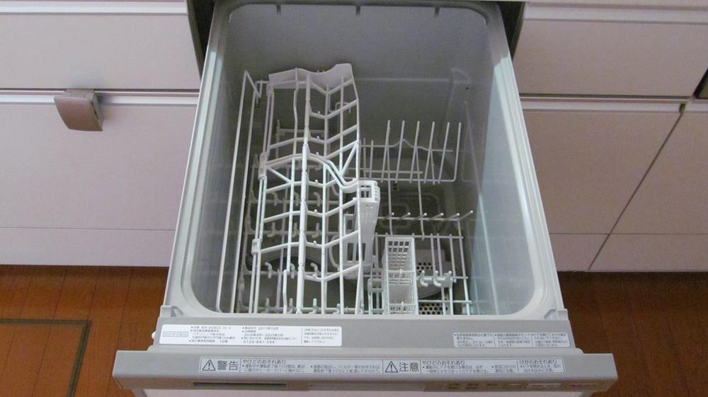Kitchen. Dishwasher that is integrated in the system kitchen is easy-to-use sliding. It also increases the reunion time with your family in housework time shortening. 