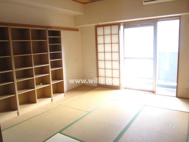 Non-living room. It contains the bright sunlight from the south-facing Japanese-style room.