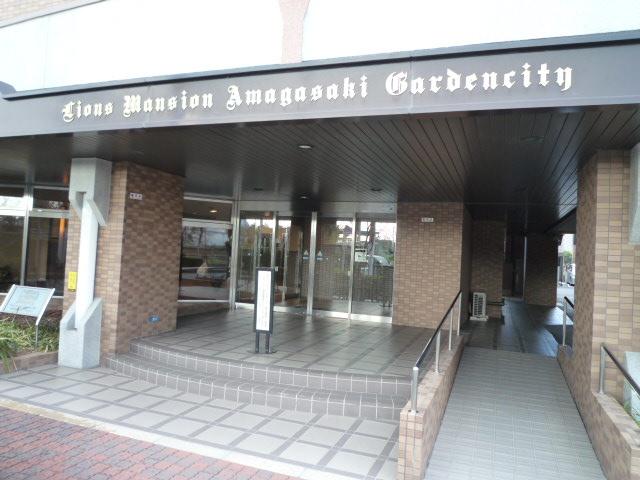 Entrance. Common areas