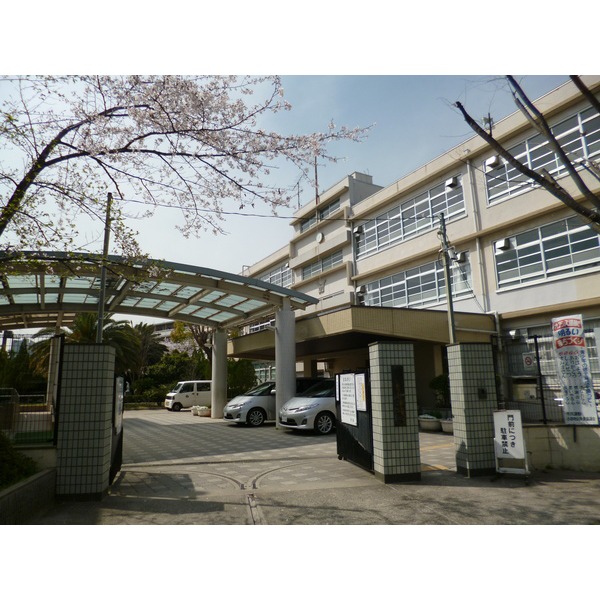 Junior high school. 746m until the Amagasaki Municipal Wakakusa junior high school (junior high school)