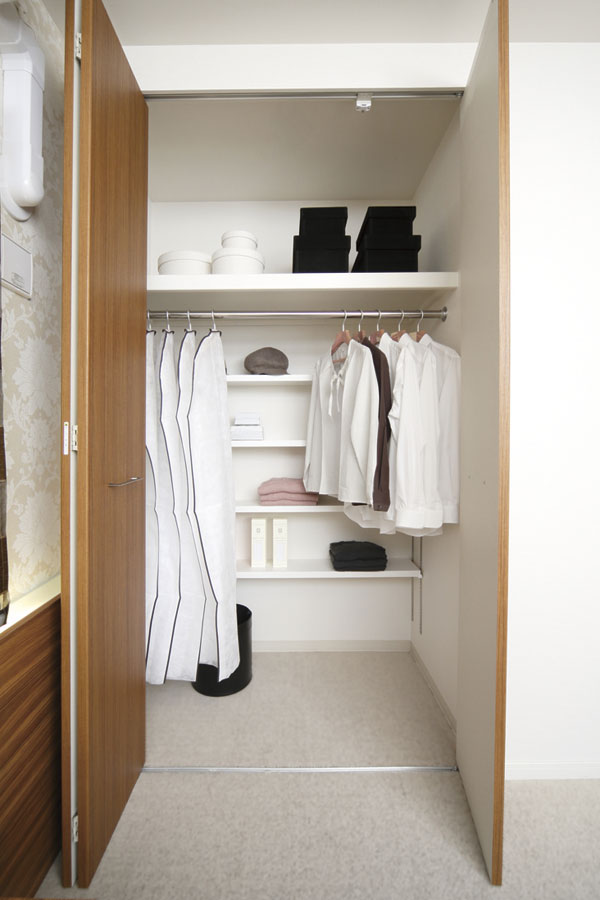 Receipt.  [closet] Functional closet was set a hanger pipe and an upper shelf. You can item is clean and stored around the body. Also, Some types have a walk-in closet is provided (same specifications)