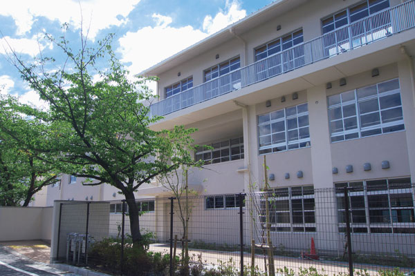 Surrounding environment. Municipal Kamisakabe Elementary School (7 min walk ・ About 530m)