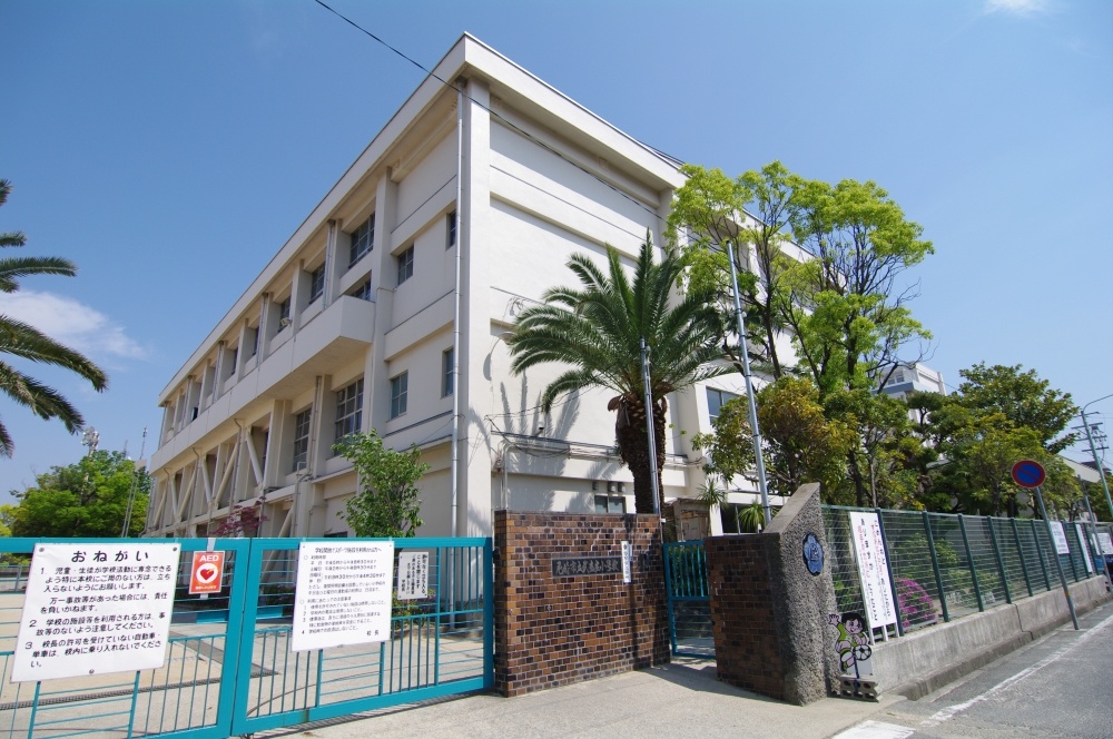 Primary school. 479m until the Amagasaki Municipal Muko Zhuang elementary school (elementary school)