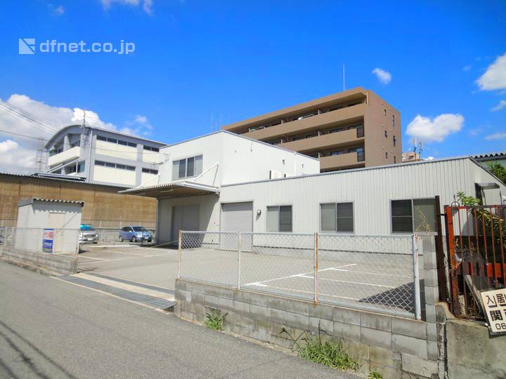 Parking lot. Since it has become vacant house, You can see at any time