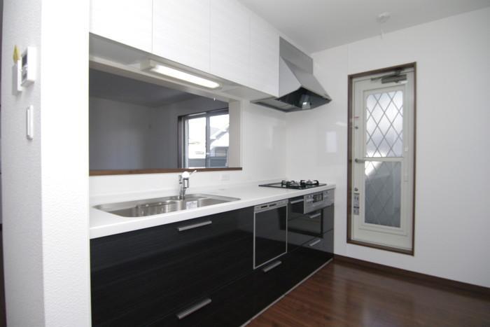 Kitchen. A kitchen that can dishes while enjoying the family and conversation! 