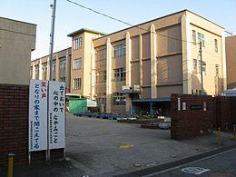 Primary school. Amagasaki Municipal Nishi Elementary School up to 570m