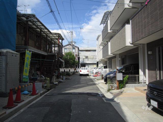 Local photos, including front road. East front road (from the south)