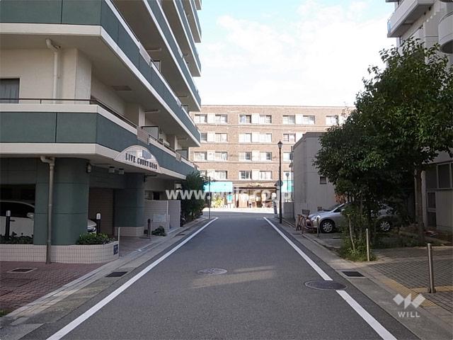 Other local. Front road of the site south. Surrounding area is lined with many high-rise buildings.