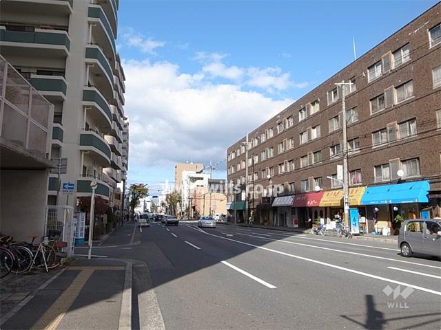 Local appearance photo. Front road of the site east. 4 is as lane.