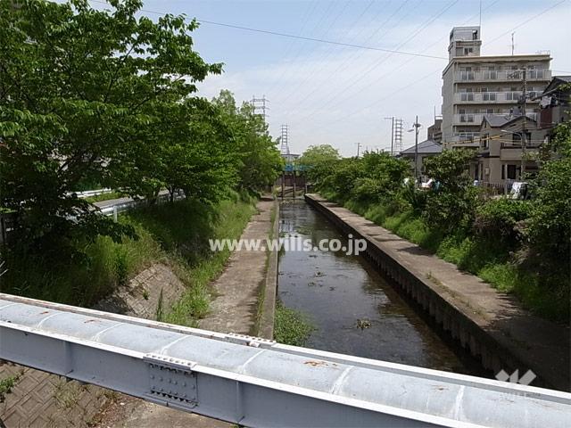 Other local. Across the road on the south side of the site, Koya River is flowing. River is green.