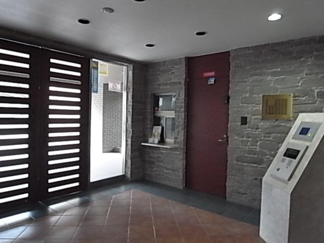 Entrance. Common areas