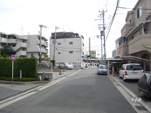 Other local. Around the streets (Hankyu Kobe Line to the north, JR Fukuchiyama Line has run to the east. )