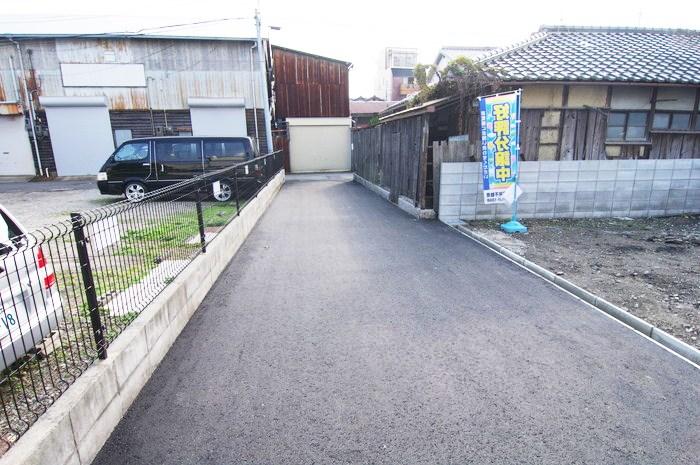 Local photos, including front road. It has become in a quiet residential area! Has become the location car street is less!